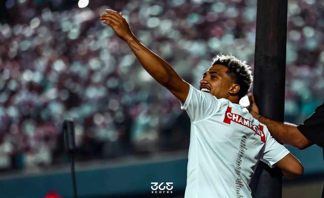بيزيرا يغني مع جماهير الزمالك بعد تتويج الدوري