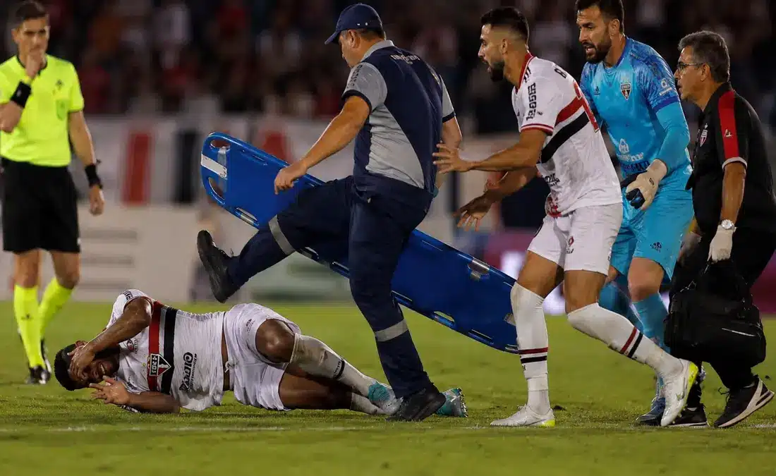حامل نقالة يعتدي على لاعب مصاب في الدوري البرازيلي