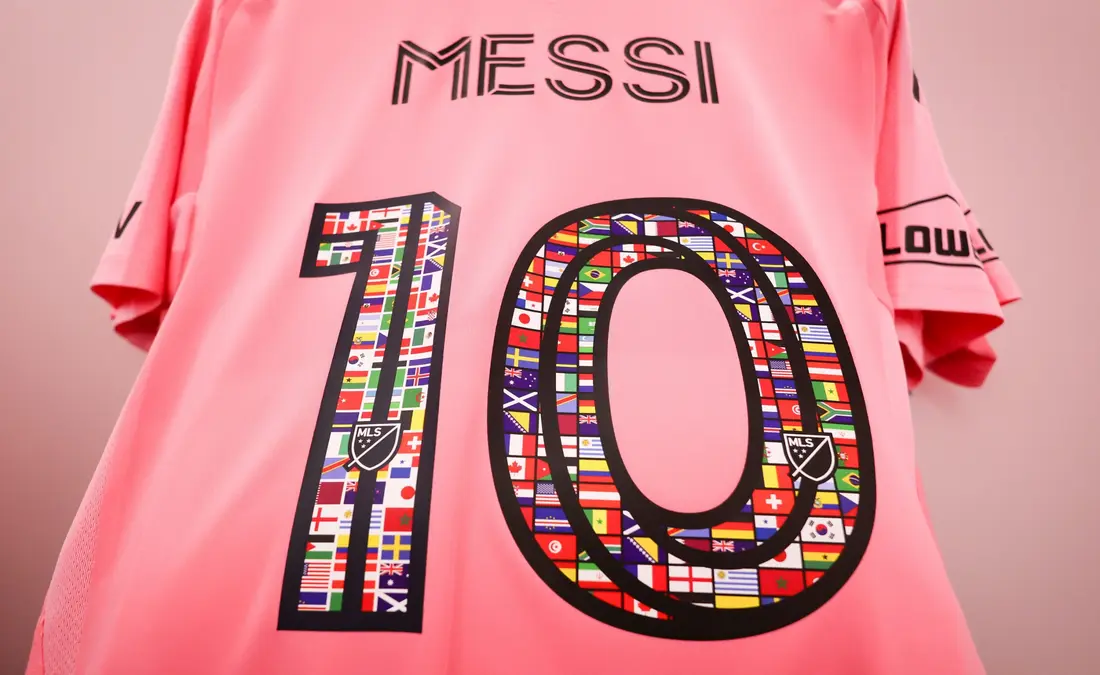 قميص ميسي يزينه علم الأرجنتين قبل كأس العالم 2026